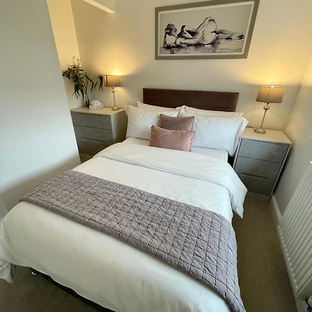 Compact Modern Apartment Single Person Or Couple Only Бангор Екстериор снимка