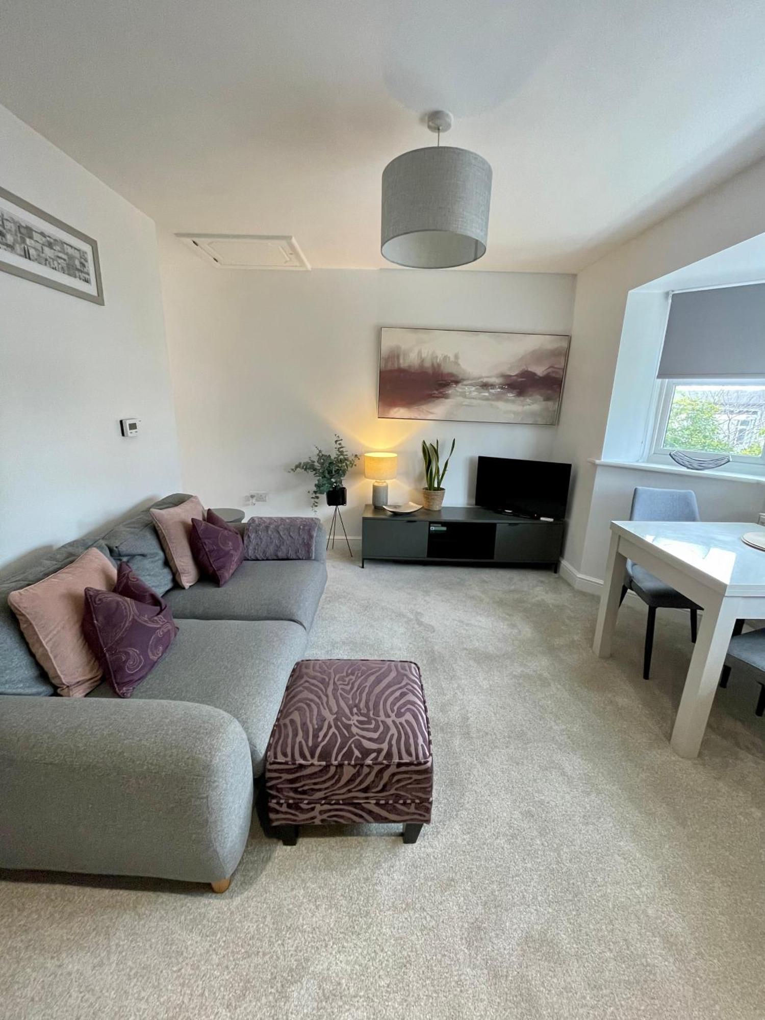 Compact Modern Apartment Single Person Or Couple Only Бангор Екстериор снимка